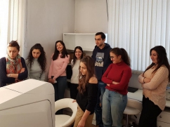 Presenting Functions of State-of-the-art Scanning Electronic Microscope to ISEC Students
